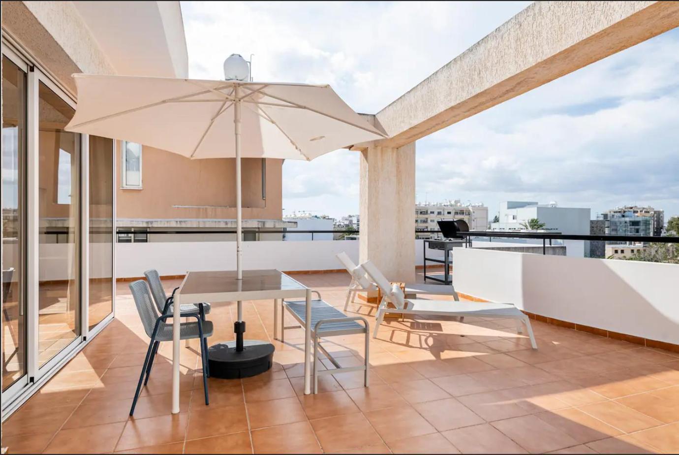 Top Floor Apartment City Center لارنكا المظهر الخارجي الصورة