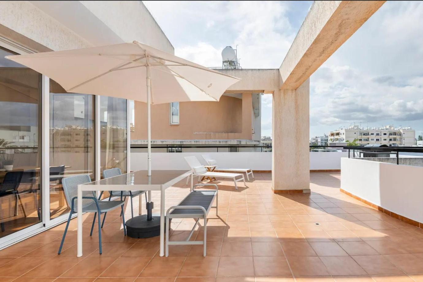 Top Floor Apartment City Center لارنكا المظهر الخارجي الصورة